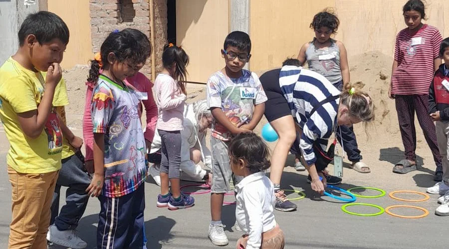 Des mains tendues pour les enfants du Perou